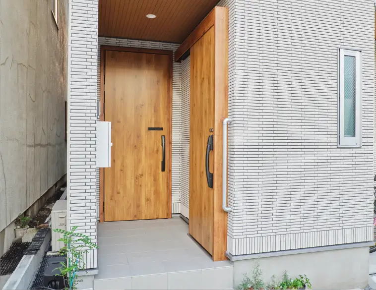 2つの木製のドアが見える玄関口