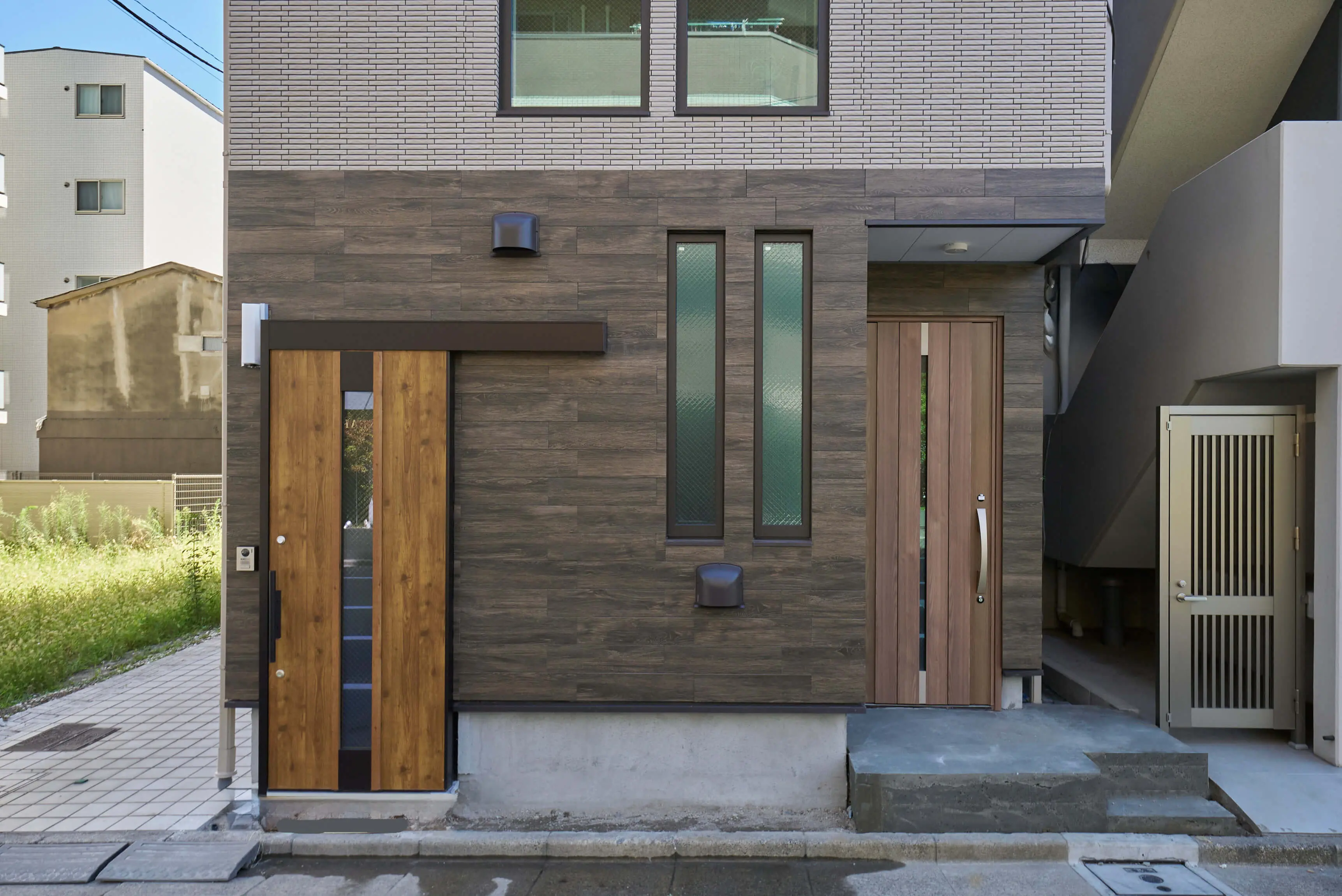 二世帯を実現した狭小住宅