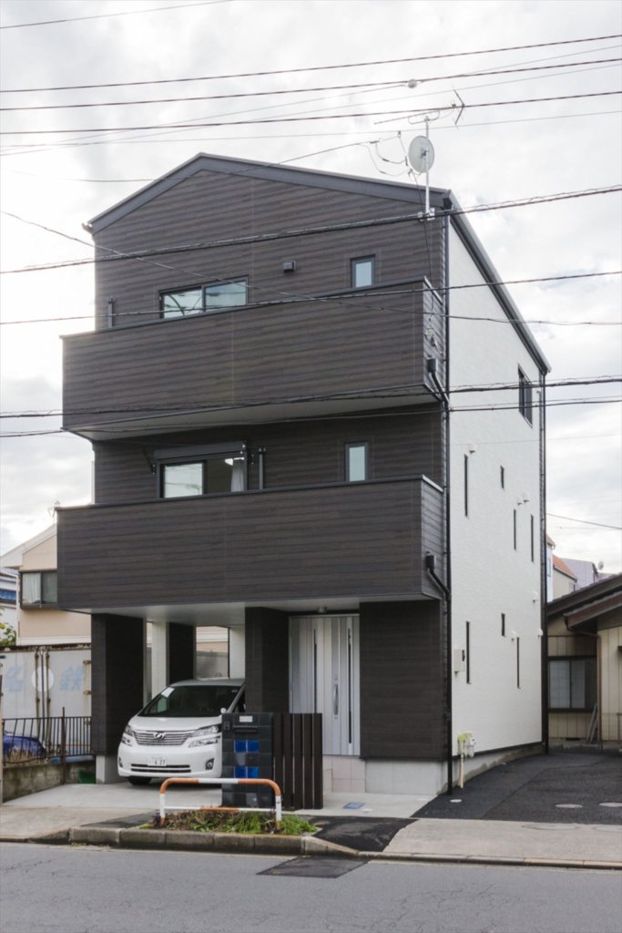 alt=“東京の狭小住宅、ガレージハウス”