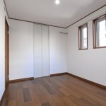 【３階建て狭小住宅】敷地40.65坪｜延床23.42坪！<br>旗竿地でも光あふれる開放的な空間を実現。鉄骨階段と飾り梁が魅力