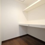 【３階建て狭小住宅】敷地40.65坪｜延床23.42坪！<br>旗竿地でも光あふれる開放的な空間を実現。鉄骨階段と飾り梁が魅力