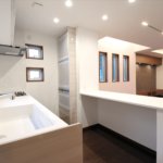 【３階建て狭小住宅】敷地40.65坪｜延床23.42坪！<br>旗竿地でも光あふれる開放的な空間を実現。鉄骨階段と飾り梁が魅力