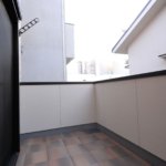 【３階建て狭小住宅】敷地40.65坪｜延床23.42坪！<br>旗竿地でも光あふれる開放的な空間を実現。鉄骨階段と飾り梁が魅力