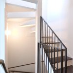 【３階建て狭小住宅】敷地40.65坪｜延床23.42坪！<br>旗竿地でも光あふれる開放的な空間を実現。鉄骨階段と飾り梁が魅力