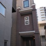 【３階建て狭小住宅】敷地40.65坪｜延床23.42坪！<br>旗竿地でも光あふれる開放的な空間を実現。鉄骨階段と飾り梁が魅力