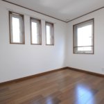 【３階建て狭小住宅】敷地40.65坪｜延床23.42坪！<br>旗竿地でも光あふれる開放的な空間を実現。鉄骨階段と飾り梁が魅力