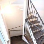 【３階建て狭小住宅】敷地40.65坪｜延床23.42坪！<br>旗竿地でも光あふれる開放的な空間を実現。鉄骨階段と飾り梁が魅力