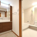 【３階建て狭小住宅】敷地40.65坪｜延床23.42坪！<br>旗竿地でも光あふれる開放的な空間を実現。鉄骨階段と飾り梁が魅力