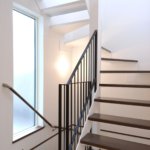 【３階建て狭小住宅】敷地40.65坪｜延床23.42坪！<br>旗竿地でも光あふれる開放的な空間を実現。鉄骨階段と飾り梁が魅力