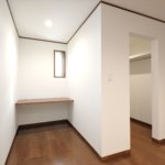 【３階建て狭小住宅】敷地40.65坪｜延床23.42坪！<br>旗竿地でも光あふれる開放的な空間を実現。鉄骨階段と飾り梁が魅力