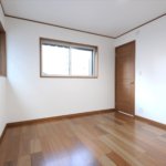 【３階建て狭小住宅】敷地40.65坪｜延床23.42坪！<br>旗竿地でも光あふれる開放的な空間を実現。鉄骨階段と飾り梁が魅力