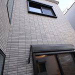 【３階建て狭小住宅】敷地40.65坪｜延床23.42坪！<br>旗竿地でも光あふれる開放的な空間を実現。鉄骨階段と飾り梁が魅力