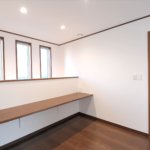 【３階建て狭小住宅】敷地40.65坪｜延床23.42坪！<br>旗竿地でも光あふれる開放的な空間を実現。鉄骨階段と飾り梁が魅力