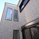 【３階建て狭小住宅】敷地40.65坪｜延床23.42坪！<br>旗竿地でも光あふれる開放的な空間を実現。鉄骨階段と飾り梁が魅力