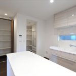 【３階建て狭小住宅】敷地40.65坪｜延床23.42坪！<br>旗竿地でも光あふれる開放的な空間を実現。鉄骨階段と飾り梁が魅力