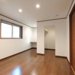 【３階建て狭小住宅】敷地40.65坪｜延床23.42坪！<br>旗竿地でも光あふれる開放的な空間を実現。鉄骨階段と飾り梁が魅力
