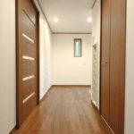 【３階建て狭小住宅】敷地40.65坪｜延床23.42坪！<br>旗竿地でも光あふれる開放的な空間を実現。鉄骨階段と飾り梁が魅力
