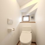 【３階建て狭小住宅】敷地40.65坪｜延床23.42坪！<br>旗竿地でも光あふれる開放的な空間を実現。鉄骨階段と飾り梁が魅力