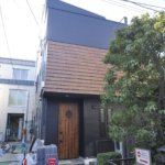【３方向を隣家に囲まれた敷地】敷地21.74坪｜延床34.32坪！<br>吹抜けと徹底した窓の採光の計画で開放感のある家に