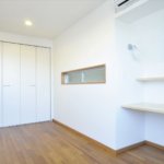 【３方向を隣家に囲まれた敷地】敷地21.74坪｜延床34.32坪！<br>吹抜けと徹底した窓の採光の計画で開放感のある家に
