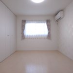 【ロフト付き二世帯住宅】敷地81.61坪｜延床84.01坪！<br>吹き抜けで開放的なリビングが特徴。将来の二世帯を考えた工夫満載