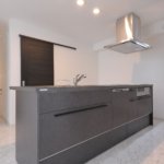 【屋上付き二世帯住宅】敷地36.25坪｜延床82.81坪！<br>変形地でも『鉄骨造並み』の広い間口で車3台が置けるビルトインガレージ