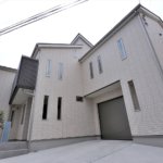 【ロフト付き二世帯住宅】敷地81.61坪｜延床84.01坪！<br>吹き抜けで開放的なリビングが特徴。将来の二世帯を考えた工夫満載