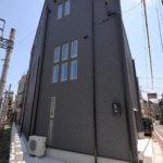 【屋上付き二世帯住宅】敷地36.25坪｜延床82.81坪！<br>変形地でも『鉄骨造並み』の広い間口で車3台が置けるビルトインガレージ