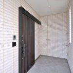 【ロフト付き二世帯住宅】敷地81.61坪｜延床84.01坪！<br>吹き抜けで開放的なリビングが特徴。将来の二世帯を考えた工夫満載