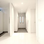 【ロフト付き二世帯住宅】敷地81.61坪｜延床84.01坪！<br>吹き抜けで開放的なリビングが特徴。将来の二世帯を考えた工夫満載