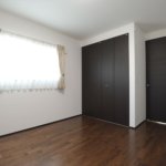 【ロフト付き二世帯住宅】敷地81.61坪｜延床84.01坪！<br>吹き抜けで開放的なリビングが特徴。将来の二世帯を考えた工夫満載