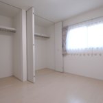 【ロフト付き二世帯住宅】敷地81.61坪｜延床84.01坪！<br>吹き抜けで開放的なリビングが特徴。将来の二世帯を考えた工夫満載
