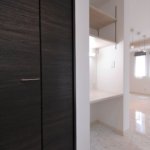【屋上付き二世帯住宅】敷地36.25坪｜延床82.81坪！<br>変形地でも『鉄骨造並み』の広い間口で車3台が置けるビルトインガレージ