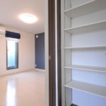 【屋上付き二世帯住宅】敷地36.25坪｜延床82.81坪！<br>変形地でも『鉄骨造並み』の広い間口で車3台が置けるビルトインガレージ