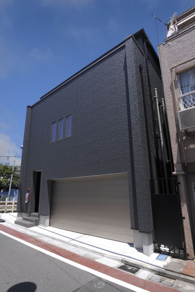 alt=“東京の狭小住宅、ガレージハウス”