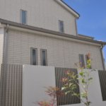 【ロフト付き二世帯住宅】敷地81.61坪｜延床84.01坪！<br>吹き抜けで開放的なリビングが特徴。将来の二世帯を考えた工夫満載