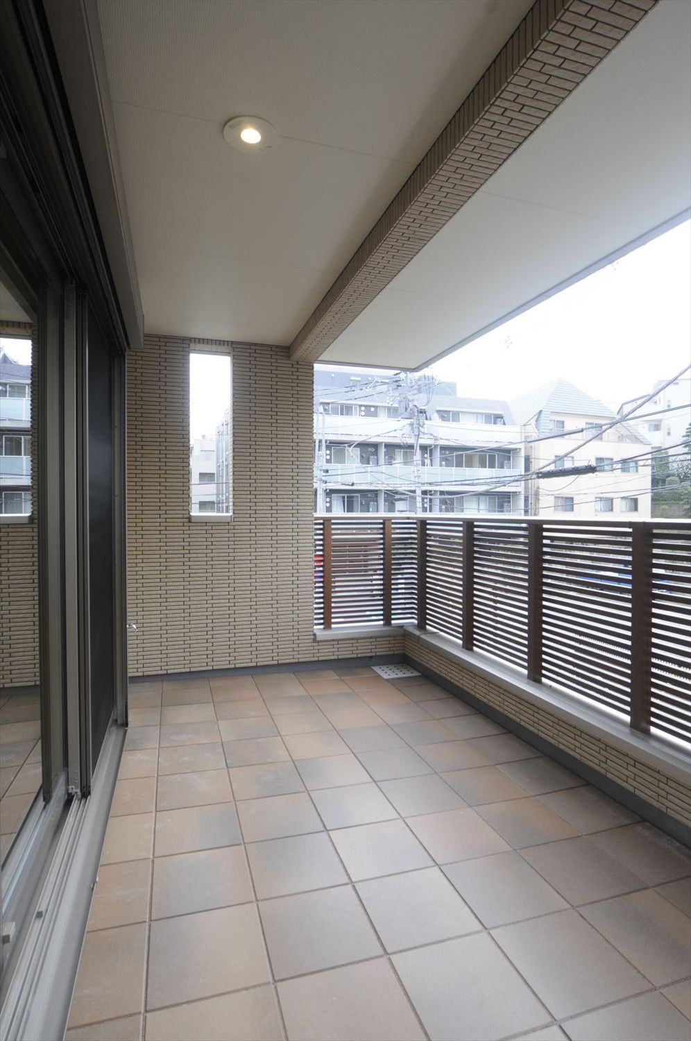 インナーバルコニーに面した部屋が暗くなる