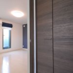 【屋上付き二世帯住宅】敷地36.25坪｜延床82.81坪！<br>変形地でも『鉄骨造並み』の広い間口で車3台が置けるビルトインガレージ
