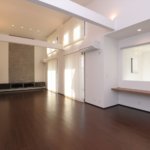 【ロフト付き二世帯住宅】敷地81.61坪｜延床84.01坪！<br>吹き抜けで開放的なリビングが特徴。将来の二世帯を考えた工夫満載