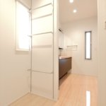 【ロフト付き二世帯住宅】敷地81.61坪｜延床84.01坪！<br>吹き抜けで開放的なリビングが特徴。将来の二世帯を考えた工夫満載