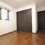 【屋上付き二世帯住宅】敷地36.25坪｜延床82.81坪！<br>変形地でも『鉄骨造並み』の広い間口で車3台が置けるビルトインガレージ