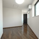 【屋上付き二世帯住宅】敷地36.25坪｜延床82.81坪！<br>変形地でも『鉄骨造並み』の広い間口で車3台が置けるビルトインガレージ