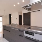 【屋上付き二世帯住宅】敷地36.25坪｜延床82.81坪！<br>変形地でも『鉄骨造並み』の広い間口で車3台が置けるビルトインガレージ