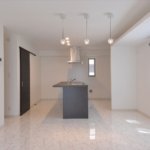 【屋上付き二世帯住宅】敷地36.25坪｜延床82.81坪！<br>変形地でも『鉄骨造並み』の広い間口で車3台が置けるビルトインガレージ
