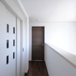 【屋上付き二世帯住宅】敷地36.25坪｜延床82.81坪！<br>変形地でも『鉄骨造並み』の広い間口で車3台が置けるビルトインガレージ