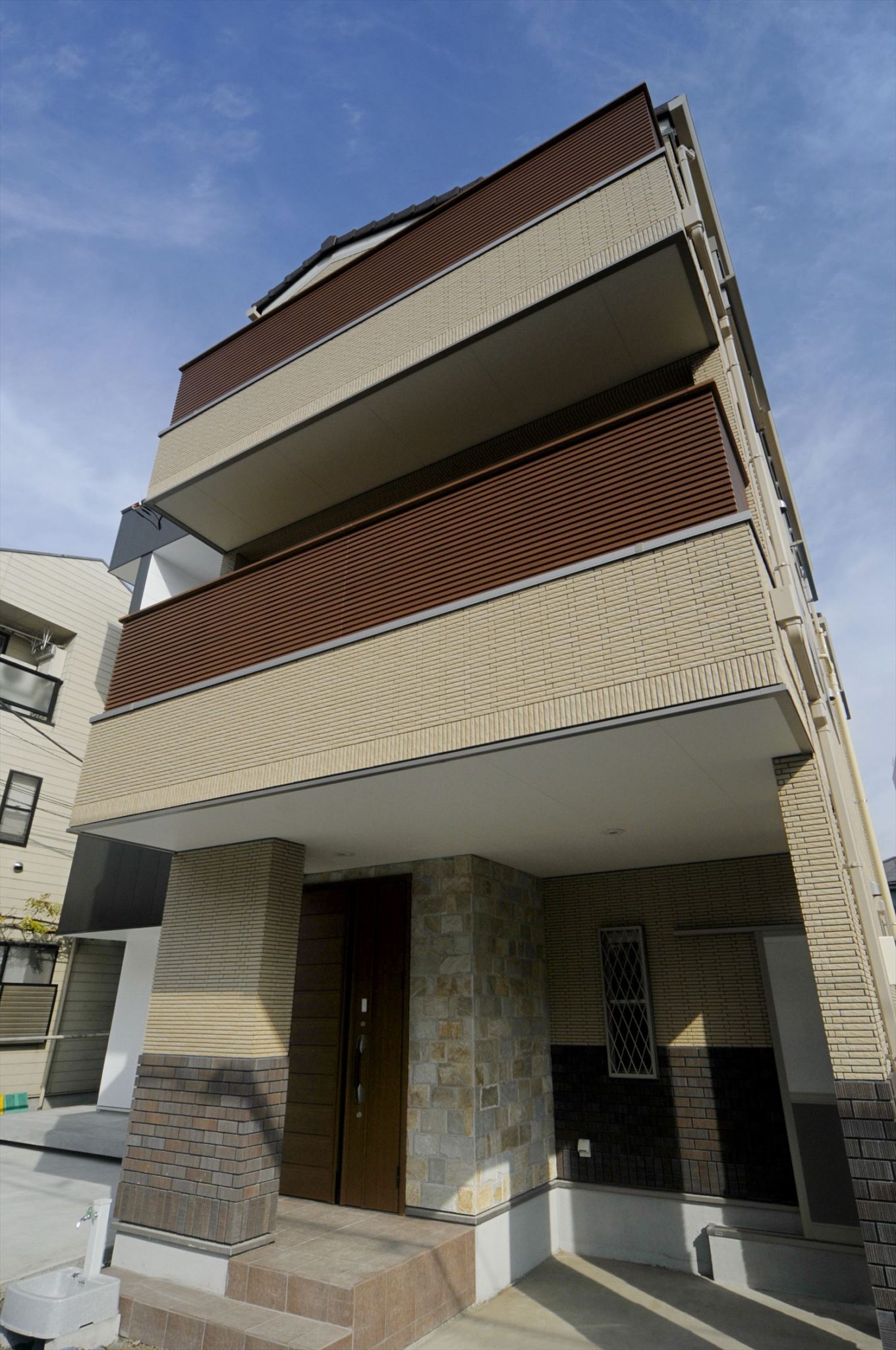 3階建ての外観