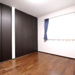 【ロフト付き二世帯住宅】敷地81.61坪｜延床84.01坪！<br>吹き抜けで開放的なリビングが特徴。将来の二世帯を考えた工夫満載