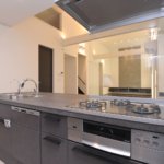 【ロフト付き二世帯住宅】敷地81.61坪｜延床84.01坪！<br>吹き抜けで開放的なリビングが特徴。将来の二世帯を考えた工夫満載