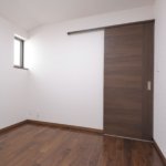 【屋上付き二世帯住宅】敷地36.25坪｜延床82.81坪！<br>変形地でも『鉄骨造並み』の広い間口で車3台が置けるビルトインガレージ