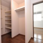 【屋上付き二世帯住宅】敷地36.25坪｜延床82.81坪！<br>変形地でも『鉄骨造並み』の広い間口で車3台が置けるビルトインガレージ
